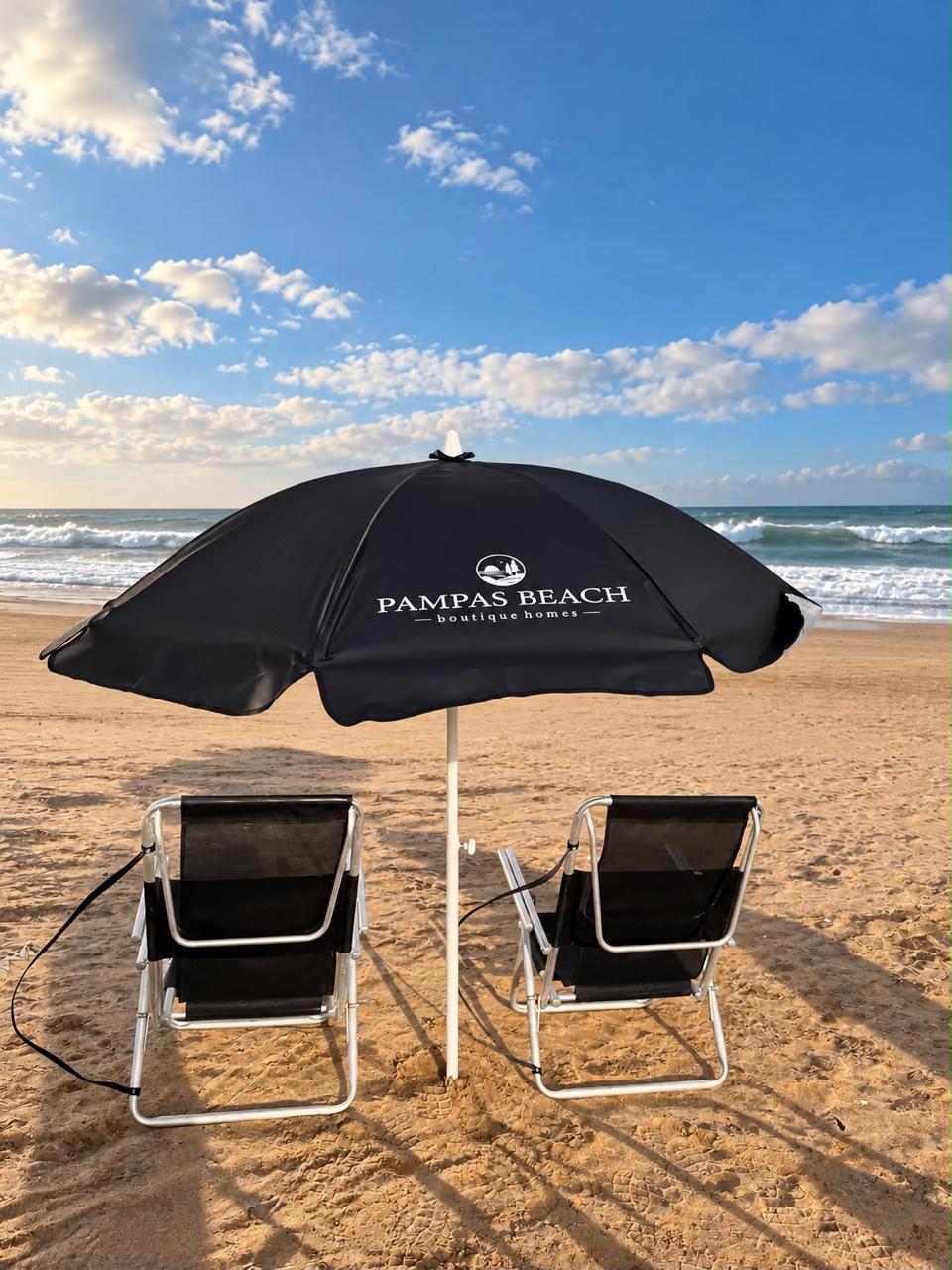 Sombrilla y reposeras de Pampas Beach frente al mar
